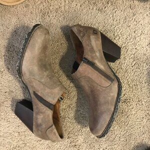 BORN BØRN RowanTaupe Brown distressed Leather Side Zip Booties size 10/42